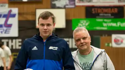 Bester Torwart des Turniers: Jannik Blome vom SC Twistringen, hier mit Peter Miklis vom Fußballkreis.