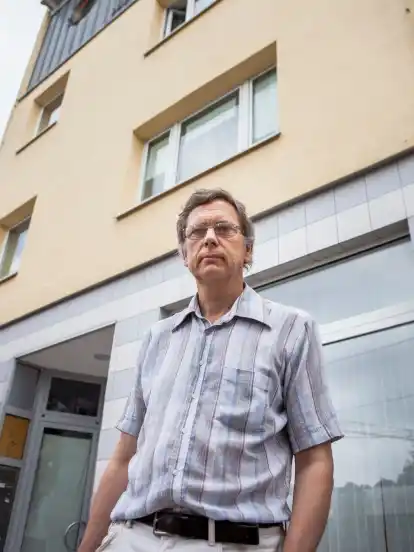 Er wehrt sich gegen die Vertragskündigung: Dieter König vor seinem Haus in der Bremer Neustadt.