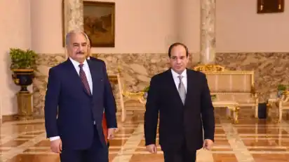 Ägyptens Präsident Abdel Fattah al-Sisi (r) mit General Chalifa Haftar. Foto: -/Egyptian Presidency/dpa