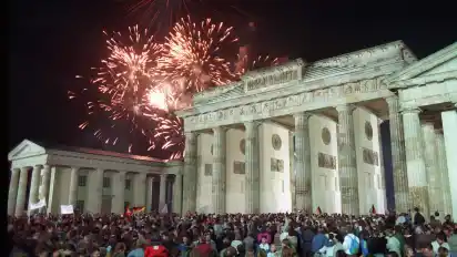 Mit einem Feuerwerk am Brandenburger Tor in Berlin feierten rund eine Million Menschen in der Nacht vom 02. auf den 03. Oktober 1990 die deutsche Wiedervereinigung.
