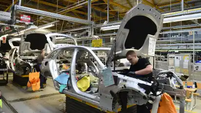 Die Produktion der C-Klasse in Bremen – bei den Tarifverhandlungen ab März in der Metall- und Elektroindustrie soll es um mehr Flexibilität in der Arbeit gehen.