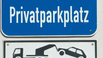 Blick auf ein Schild mit dem Schriftzug Privatparkplatz. Falschparker auf solchen Parkplätzen müssen sich künftig besser in Acht nehmen.