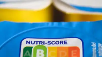 Auf einer Packung Joghurt ist der sogenannte «Nutri-Score» zu sehen. Das neue farbige Logo Nutri-Score soll ab November auf breiter Front starten können, damit Kunden gesündere Lebensmittel beim Einkauf leichter erkennen. Foto: Christophe Gateau/dpa