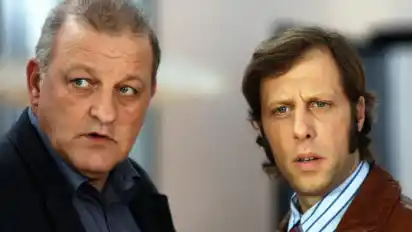 Privatdetektiv Wilsberg (Leonard Lansink, links) und sein Freund, der Steuerprüfer Ekki Talkötter (Oliver Korittke), erm