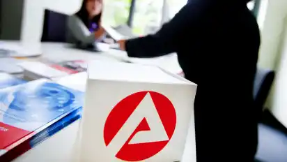 Die Wirtschaftsflaute schlägt auf den Arbeitsmarkt durch: So stieg die Zahl der Arbeitslosen 2019 an.