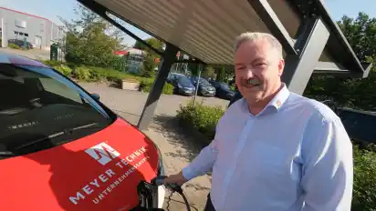 Uwe Drees und sein Team von G&M Automation, einem Unternehmen der Meyergruppe, haben ein intelligentes Lademanagementsystem für Elektroautos entwickelt. Das könnte später zum Beispiel in größeren Wohnanlagen zur Anwendung kommen. Mittelfristig will auch die Meyergruppe acht bis zehn Ladesäulen für ihre eigene Elektroflotte errichten.