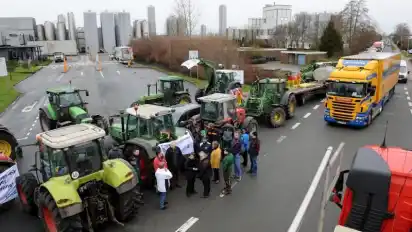 Am 22. Februar hatten Milchbauern die Einfahrt zu einem Milch- und Käsewerk in Edewecht blockiert und damit vor dem Standort des Deutschen Milchkontors gegen Tiefstpreise für Milch protestiert.
