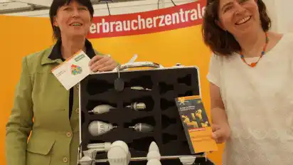 Ute Rigbers und Inse Ewen (Verbraucherzentrale) werben für Sparleuchten.