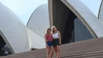 Karen Jendrek (links) und Tia Kettelhake sind als Work-and-Travel-Reisende in Australien unterwegs