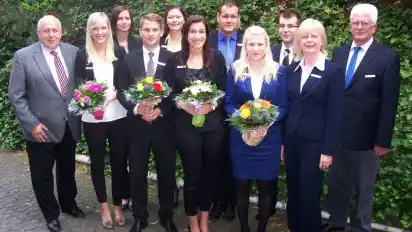Freuen sich über bestandene Prüfungen: Vorstandssprecher Wilfried Guttmann, Lena Tangermann, Fenja Zimmermann, Steffen Dietrich, Joanna Lawrynowicz, Alina Cirak, Henning Kling, Jana Windhorst, Matthias Haak, Ausbildungsleiterin Anita Ross, Personalleiter Dierk Warnken (von links,es fehlt JulianSkerra)
