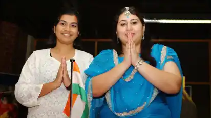 Die indischen Studentinnen Vanessa (links) und Gunjan beim „International Day“. Auch in diesem Jahr wird die Hochschule Bremen zur internationalen Bühne.