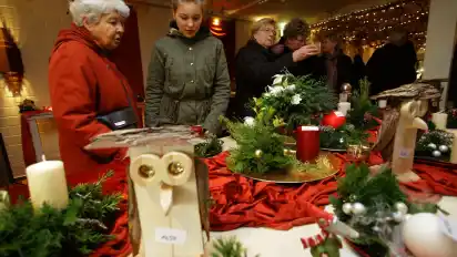 Holzeulen aus Bassum: Beim Lichtferfest der Delme-Werkstätten standen schon die ersten potenziellen Weihnachtsgeschenke zum Verkauf. Alles selbst hergestellt..