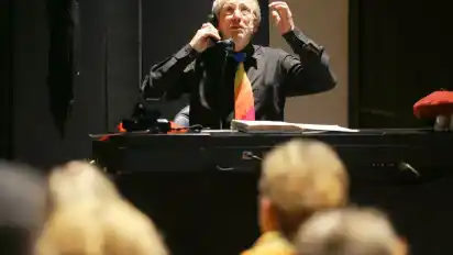 Hallo, spreche ich mit Erich Kästner? Kabarettist Hans Georgi wollte wissen, was der verstorbene Schriftsteller im Himmel macht. Die Antwort: Skat spielen. Mit Wehner und Strauß.