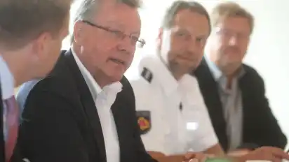 In Burglesum arbeitet Arzt Wieland Tietje eng mit Polizeirevierleiter Gerd Eweg zusammen (von links). Mit Alfred Liebig, Geschäftsführer der Drogenhilfeeinrichtung "Comeback GmbH" soll die psychosoziale Betreuung der Praxis-Patienten ausgebaut werden.