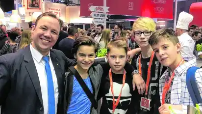 Andreas Weber (Gebietsverkaufsleiter im Bereich Backwaren) mit den Zisch-Reportern Max Geburek, Christian Welk, Liam Cowley und Maximilian Bodzioch auf der Messe Internorga in Hamburg.