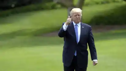 US-Präsident Trump auf dem Weg zum Helikopter vor seinem Abflug zu seiner ersten Auslandsreise.