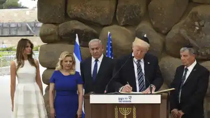 US-Präsident Donald Trum trägt sich bei seinem Besuch in Yad Vashem in das Gästebuch der Gedenkstätte ein.