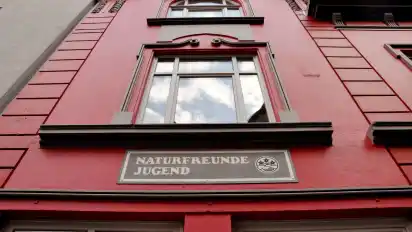 Aus Gelb wird Rot - die neue Fassadenfarbe der Buchte.