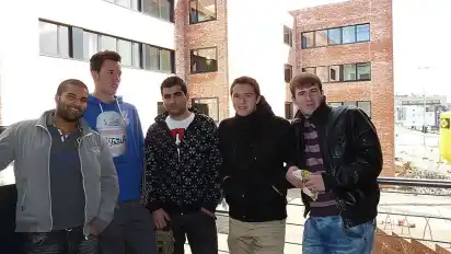 Sie und ihre Kommilitonen werden in dem neuen Haus T (im Hintergrund) künftig Medizintechnik studieren: Yousef Affriti,