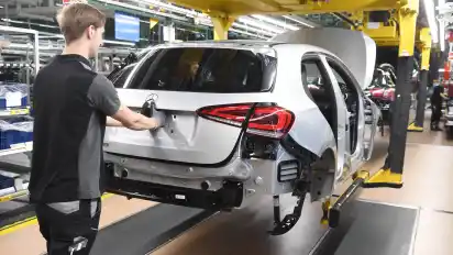Bis zu 15.000 Jobs könnten bei Daimler wegfallen. Wie stark die Produktion – wie hier im Werk in Rastatt – betroffen ist, ist noch nicht klar.