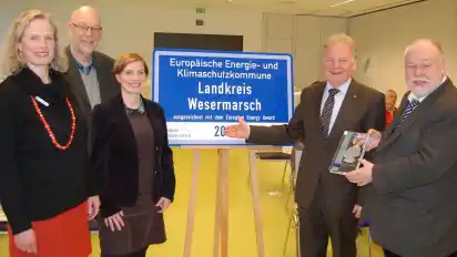 Der Landkreis Wesermarsch ist auf einem guten Weg zu mehr Energieeffizienz. Er ist jetzt als EEA-Partner mit Auszeichnung zertifiziert. Über den Erfolg freuen sich (von links): Teamleiterin Elke Schulze-Berger, Jürgen Janssen (Vorsitzender des Arbeitskreises Klimaschutz), EEA-Beraterin Silke Strüber, Landrat Thomas Brückmann und EEA-Bundesgeschäftsführer Armand Dütz. GJ·