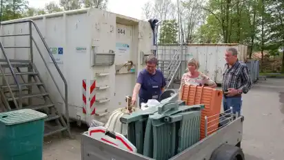 Kartons und Gartenabfälle führen sie häufiger mal hierher. Jetzt haben Rotraut und Alfred-Günther Bruns die Garage aufgeräumt. Auf dem Recyclinghof wird entsorgt, was schon viel zu lange im Weg war. GiB-Mitarbeiter Gero Bartz (links) erklärt, wo was hingehört. GJ·