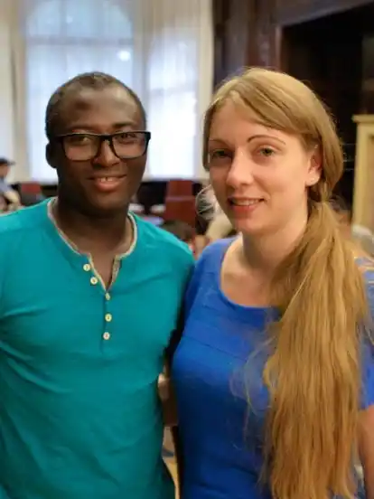 Olubode Ogundijo und Alina Schreiber warten schon seit 5.20 Uhr vor der Behörde.