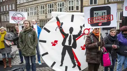 Im Anschluss an eine Personalversammlung protestierten Bremer Schulbeschäftigte am Mittwoch auf dem Marktplatz.