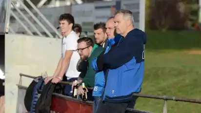 Uwe Küpker (vorn) und Co-Trainer Michael Schultalbers können sich auf zwei Neuzugänge freuen.