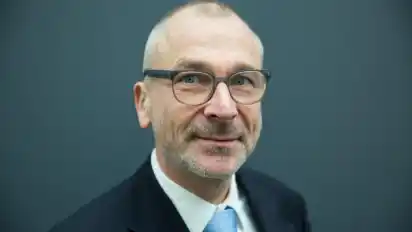 Der Grünen-Politiker Volker Beck ist von der Polizei mit dem Rauschgift Crystal Meth gefasst worden. Beck legte seine Ämter nieder.