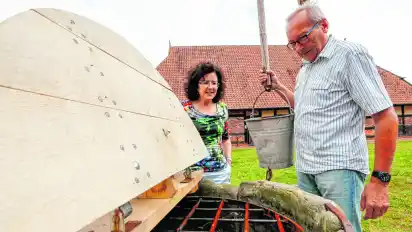 Dieter Sprei von der H.F. Wiebe Stiftung zeigt Ministerin Gabriele Heinen-Kljajić den historischen Brunnen am Ehmken Hoff.