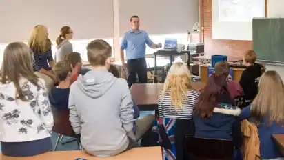 Ein Ehemaliger als Experte: Lars Krömer machte einst in Syke seinen Realschulabschluss. Gestern kehrte er zurück. Bei den Expertentagen erklärte er Schülern der Abschlussklassen die Möglichkeiten einer Ausbildung bei Airbus.
