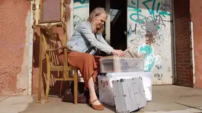Silke Rosenthal verstaut die Materialien für verschiedenste Kunstprojekte in Kisten. Denn das Kek-Kindermuseum gibt es nun zum Ausleihen.