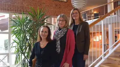 Trio mit neuen Aufgaben: Ulla Richter (von links) und Christiane Günther leiten die Kitas Heiligenrode und Heiligenrode-Klosterplatz seit Beginn des Jahres. Kerstin Frohburg verantwortet seit Kurzem den zuständigen Fachbereich im Stuhrer Rathaus.