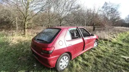 Bis Freitag muss der Halter dieses Fahrzeugs sein Auto abgeholt haben, sonst wird es auf seine Kosten von der Gemeinde entsorgt. Nur einer von mehreren Fällen illegaler Abfallentsorgung zu Beginn dieses Jahres.