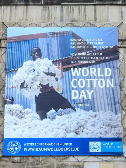 Die Bremer Baumwollbörse wirbt mit diesem Plakat für den internationalen Baumwolltag (World Cotton Day), der an diesem Mittwoch stattfindet. Das Banner, das einen Mann aus Tansania zeigt, ist Auslöser für Rassismusvorwürfe gegen die Baumwollbörse. Die weist alle Vorwürfe von sich.