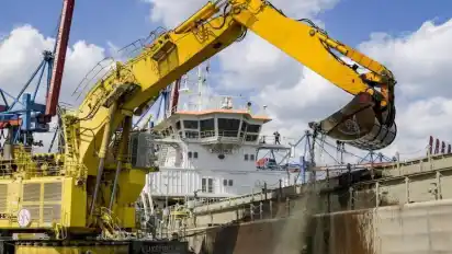 Ein Bagger holt bei Arbeiten zur Elbvertiefung Schlick aus einem Hafenbecken in Hamburg. Foto: Axel Heimken/dpa