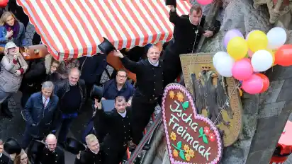 Zugunsten des kleinen Freimarkts müssen die Gastronomen am Marktplatz ihre Außenbestuhlung räumen (Archivbild).