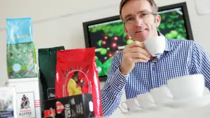Holger Wieland betreibt seit 2010 den Online-Shop Kaffee-Welt Bremen. Er setzt auf fair gehandelte Produkte, die den Plantagenbauern einen höheren Anteil an der Ware sichern sollen. Wielands Angebot umfasst über 200 Artikel, der Umsatz wächst.