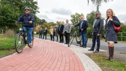 Freie Fahrt: Friedel Koch fährt den in Rot gepflasterten Radweg mit dem Elektrofahrrad ab.