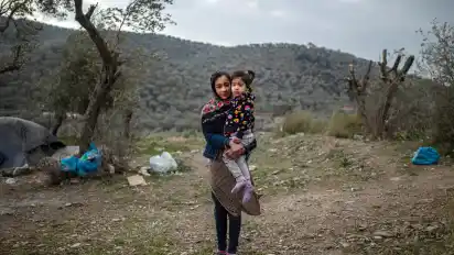 Eine Frau mit einem Kind im Lager in Moria auf Lesbos. 5300 unbegleitete Kinder und Jugendliche sollen Schätzungen zufolge in Griechenland leben.