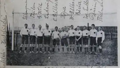 Schwarz-weiße Vergangenheit: Die Spieler der ersten Mannschaft des damaligen „Fußball-Vereins Werder“ in der Saison 1906/1907.