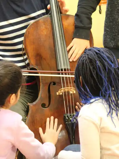 Wie nah darf das Publikum den Musikern kommen? Das Ensemble Konsonanz, hier bei einer Instrumentenvorstellung, möchte barrierefreie Konzerte bieten.