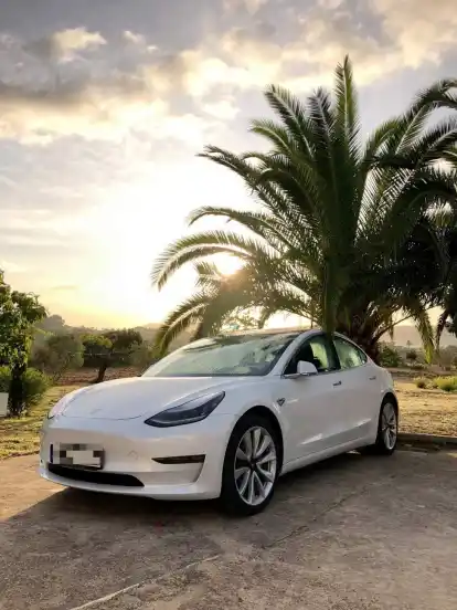 Parken im Sonnenuntergang. Der Bremer Dennis Dietz fährt seit diesem Jahr ein Model 3 von Tesla. Ende ­September ist der Bremer mit dem Elektroauto bis nach Mallorca gefahren. „Eine Schnapsidee“, sagt er.