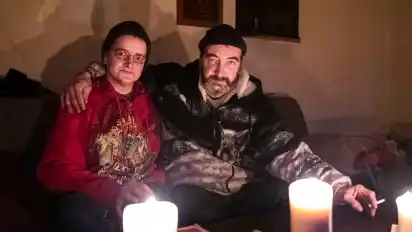„Eine absolute Zumutung ist das hier, wir sind enttäuscht von der Stadt“: Das Ehepaar Götter lebt seit Monaten ohne Strom. Kerzen sorgen immerhin für etwas Licht.