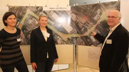 Die Fachfrauen Nadja Müller und Britta Freise (v.l.) erklären mit Hartmut Kurz von der Umweltbehörde die Querspange.