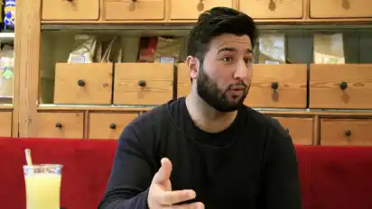 Mansur Faqiryar ist ehemaliger afghanischer Nationaltorwart und lebt in Bremen: Mit seiner Stiftung, die er gemeinsam mit Werder-Trainer Alexander Nouri gegründet hat, kümmert er sich um afghanische Jugendliche in Bremen und Kabul.