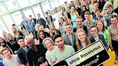 Das Max-Planck-Gymnasium will aktiv gegen Ausgrenzung und Rassismus vorgehen, dafür haben sich 80 Prozent der Schüler, Lehrer und Angestellten mit Unterschrift verpflichtet. Seit Dienstag trägt das Maxe nun offiziell den Titel "Schule ohne Rassismus – Schule mit Courage".