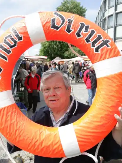 Horst Thiele verkauft einen alten Rettungsring.