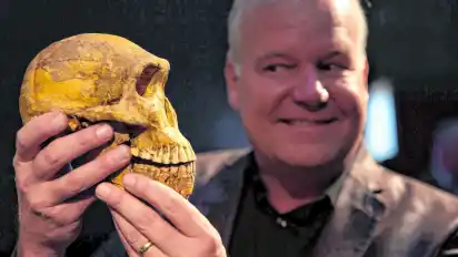 Der Anthropologe Lee Berger von der University of the Witwatersrand in Johannesburg mit dem Schädel eines Homo naledi.